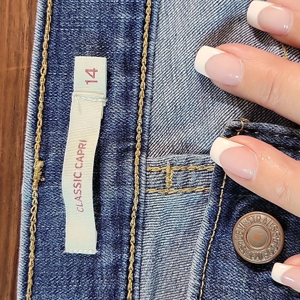LEVI'S CLASSIC CAPRI JEANS - Picture 8 of 11